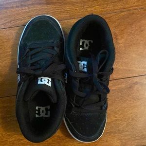 Boys DC shoes sz 3.5